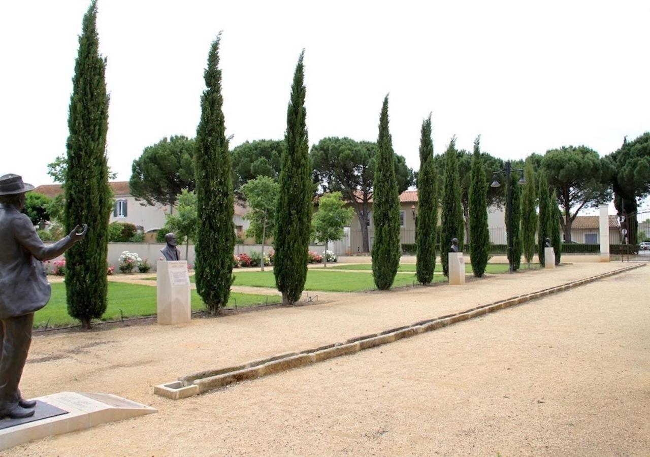 Agreable Maison De Ville Eyragues Luaran gambar